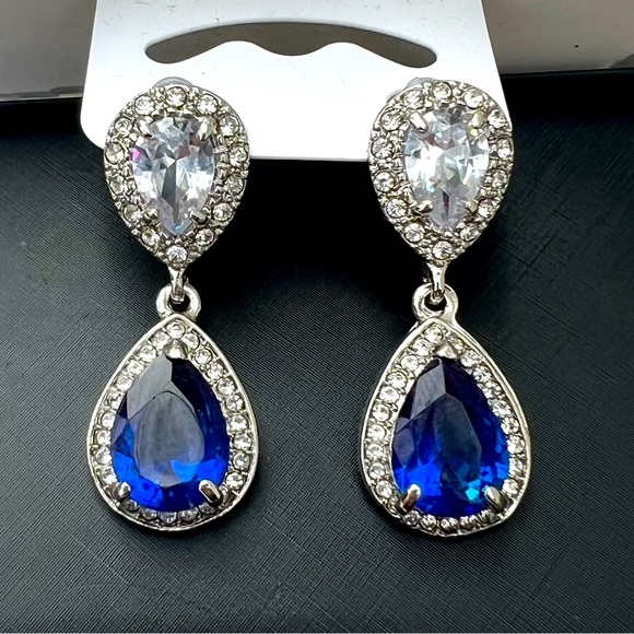 Beautiful Blue & White Crystal Necklace & Earrings set - Picture 2 of 7